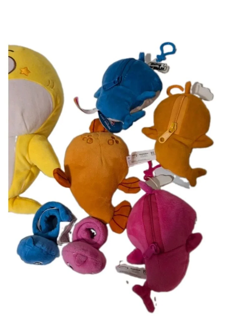 Baby Shark Bundle Yellow interactive, Grandma, Pink Blue plush and 2 bracelets
